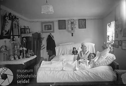 Dvě z nepříliš častých Seidelových fotografií, zachycujích postel ve venkovských staveních, obě pocházejí ze začátku třicátých let 20. století