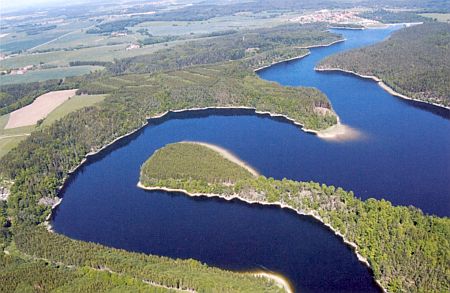 Zákruty Malše nad Římovem, zatopené přehradní nádrží - na úzkém skalnatém hřbetu, i dnes dobře patrném v písečném výběžku, stával hrad Velešín