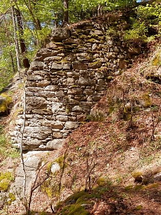 Zřícenina hradu Sokolčí (viz i Karl Strobl)