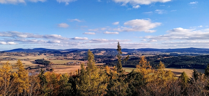 Pohled z Hradišťského vrchu, vlevo uprostřed vedle stromů je Ličov