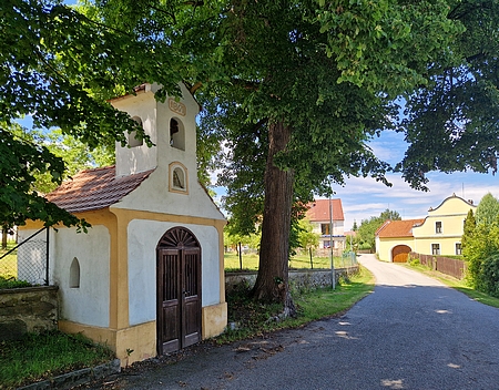 Náves v Dobrkově