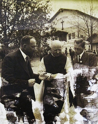 P. Heinrich, Johann Wiltschko a režisér pašijových her Ernst Nowak v roce 1933 před hořickým "Spielhausem"