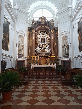 Hlavní oltář v kostele vídeňského kapucínského kláštera