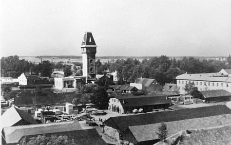 Snímek Hardtmuthovy továrny pravděpodobně z počátku třicátých let 20. století