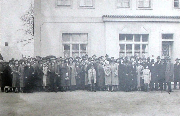 Na vzácném snímku z nýrské městské kroniky jsou před hotelem Radnice (Hotel Rathaus) při setkání novinářů v dubnu roku 1933 zachyceni kromě Herziga mimo jiné Robert Reinhard, který setkání inicioval, a redaktor Anton Schacherl (všichni tři stojí podle popisu v kronice v pravé části snímku, dostupné rozlišení snímku nedovoluje identifikovat obličeje)