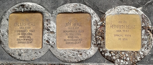 "Kameny zmizelých" připomínají Lva (Lea) Herze a syny Jiřího a Jindřicha před domem čp. 31 v českobudějovické Krajinské ulici