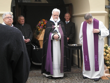 Tři snímky z pohřbu v Bergen, kde církevní obřad vedl Angelus Waldstein-Wartenberg