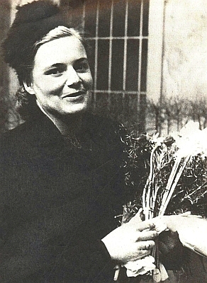 Snímek z její promoce 13. března 1943 v Praze