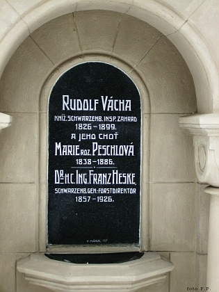 Hrob na hřbitově v Hluboké nad Vltavou