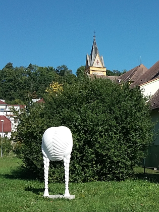 V roce 2023 byla pod hlubockým kostelem k vidění plastika Štěpána Čapka (*1982) s názvem "Gertruda" - snad by Rudolfa i jeho maminku potěšila, její autor má sice kořeny v Českých Budějovicích, narodil se ale v Německu, do Čech přijel studovat výtvarné umění