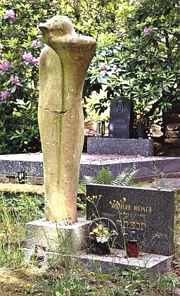 Hrob Richarda Weinera, jehož citací končí studie na úvod stránek Kohoutího kříže, na Lesním hřbitově v Písku (byl sem přenesen v roce 1973 z tamního židovského hřbitova)