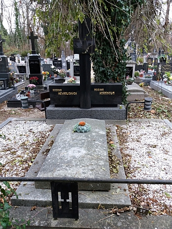 Hrob rodiny Heyrovských na hřbitově v Hluboké nad Vltavou