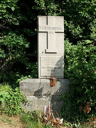 Památník vyhnancům na hřbitově v Bavorské Železné Rudě