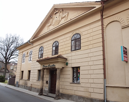 Synagoga ve Volyni, kde před odchodem do Českého Krumlova působil jako rabín, na kresbě Aleše Krejči a dnes (2012), kdy tu sídlí "Disco Caribic"