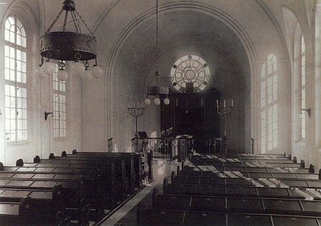 Českokrumlovská synagoga podle projektu architekta Viktora Kafky postavená v letech 1908-1909 krátce po svém otevření na snímcích Josefa Seidela