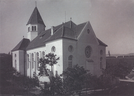 Českokrumlovská synagoga podle projektu architekta Viktora Kafky postavená v letech 1908-1909 krátce po svém otevření na snímcích Josefa Seidela