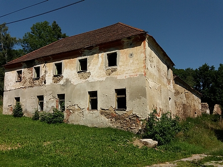 Rodný dům čp. 5 v Hodňově na snímcích z roku 2016 a 2017