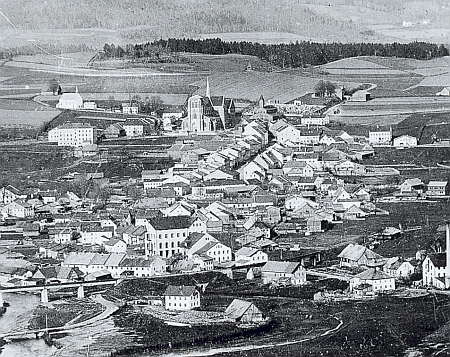 Zwiesel na dvou starých pohlednicích z let 1895, tj. rok po jejím narození, a 1906,
kde je zachycena socha Nepomukova na zdejším náměstí, postavená tam už roku 1767