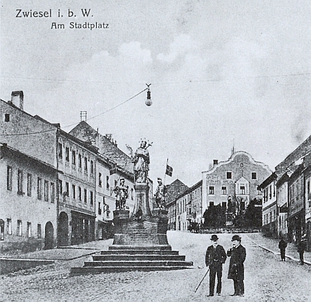Zwiesel na dvou starých pohlednicích z let 1895, tj. rok po jejím narození, a 1906,
kde je zachycena socha Nepomukova na zdejším náměstí, postavená tam už roku 1767