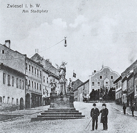 Zwiesel na dvou starých pohlednicích z let 1895, tj. rok po jejím narození, a 1906,
kde je zachycena socha Nepomukova na zdejším náměstí, postavená tam už roku 1767