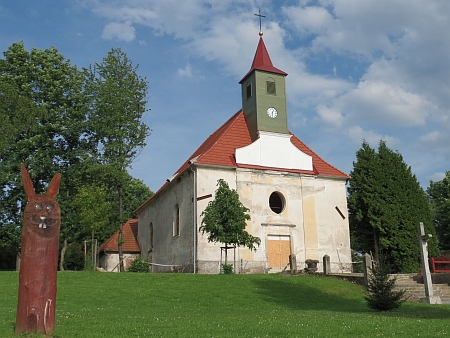 ... a již s opravenou věží na snímcích z roku 2013