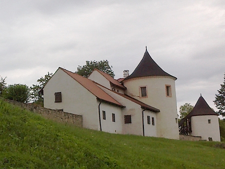 Žumberská jižní bašta, kde měl Höck uloženu svou bibliotéku, na snímcích z roku 2007 a 2013