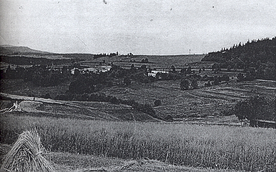 Na snímku z roku 1953 jsou už domy čp. 8 a 9 bez střechy, v pozadí vyčnívá na obzoru pohraničnická "hláska"