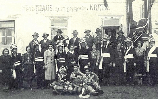 "Mečová koleda" v lednu 1939 před malontským hostincem "U Zlatého kříže"