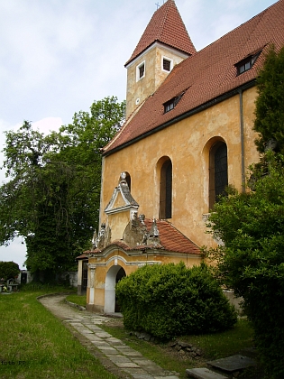 Kostel sv. Bartoloměje v Malontech v roce 2013 (viz i Wilhelm Richter a Johann Evangelist Mikolasch)