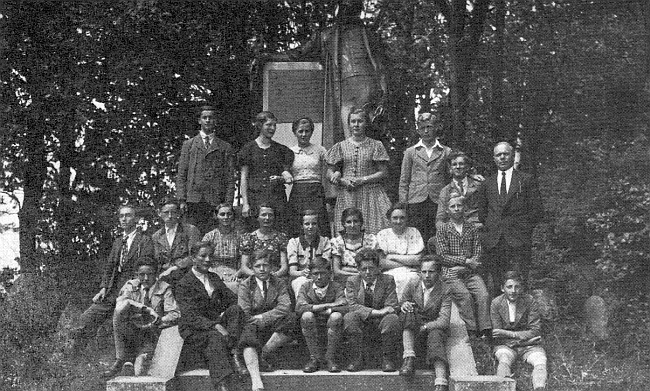 Na dalším snímku ho vidíme s žáky ročníku narození 1923 u Stifterova  pomníku v Horní Plané