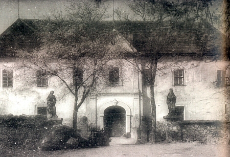 ... a ještě zámek Kopec na snímku z doby kolem roku 1920 se sochami sv. Petra a sv. Jana Nepomuckého při někdejším vodním příkopu a na záběru z roku 2012 se novou střechou, jejíž rekonstrukci provedla firma Pagisan