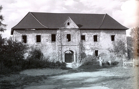 ... a ještě zámek Kopec na snímku z doby kolem roku 1920 se sochami sv. Petra a sv. Jana Nepomuckého při někdejším vodním příkopu a na záběru z roku 2012 se novou střechou, jejíž rekonstrukci provedla firma Pagisan