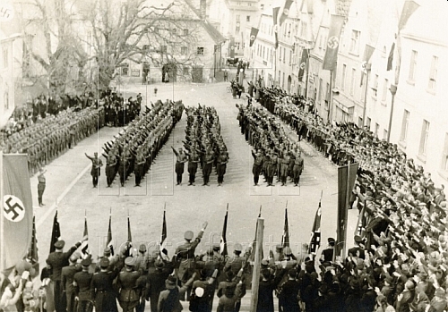 Poběžovice za války - shromáždění SA na poběžovickém náměstí roku 1942, krátce předtím, než on sám odešel na frontu