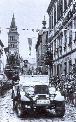 Adolf Hitler vjíždí triumfálně 4. října 1938 do Höllerových rodných Kraslic