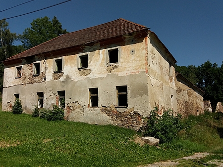 Některé domy v dnešním Hodňově (2019) jakoby připomínaly spíše poválečný stav (vlevo někdejší škola)