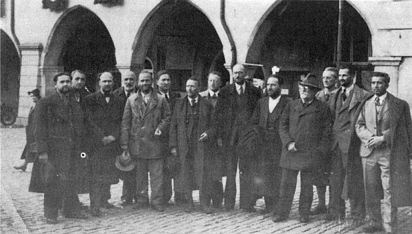 Tady stojí šestý zprava v říjnu 1938 na náměstí v Krumlově po jeho připojení k "Říši", když byl propuštěn z vazby u českobudějovického krajského soudu, druhý zprava je Ernst Holzinger