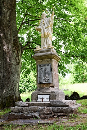Od roku 2019 je na podstavci osazena socha sv. Jana Nepomuckého, replika původní plastiky, která zmizela na začátku devadesátých let 20. století