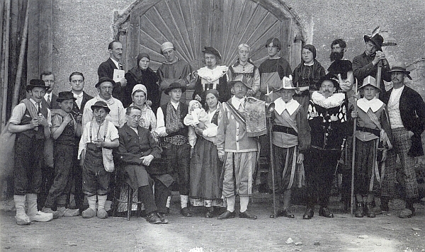 Na snímku z uvedení hry "Im Banne des Hochwalds" ve Frymburku v roce 1935, jejíž autor, děkan Petrus Dolzer, sedí před herci vpředu, vidíme mladého Hanse Hölzla stát druhého zleva s obličejem zčásti zakrytým kloboukem muže před ním