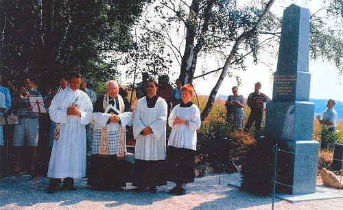 Pozvánka k vysvěcení pamětního kamene v srpnu roku 1994 se dvěma snímky z této akce, provázené i slavnostní bohoslužbou v Horní Plané a společným obědem v tamním hotelu Smrčina (viz i Anni Sager-Jungwirthová)