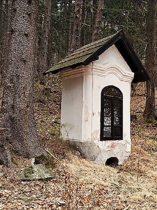 Obnovená kaple s pramenem při hoře Kmet