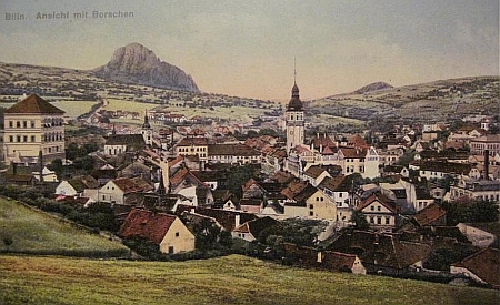 Rodná Bílina na staré pohlednici, na obzoru se znělcovým vrchem Bořeň