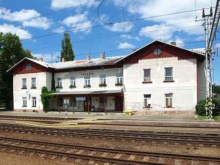 Jen pár stovek metrů vzdálená železniční stanice Velešín, kde sloužil jeho otec jako sluha - bylo snad místo narození nějak spojeno s železnicí?