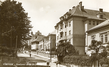 ... a protější dům čp. 260, kde sídlil od roku 1930 jeho ústav - dnes tu najdeme Správu Národního parku Šumava