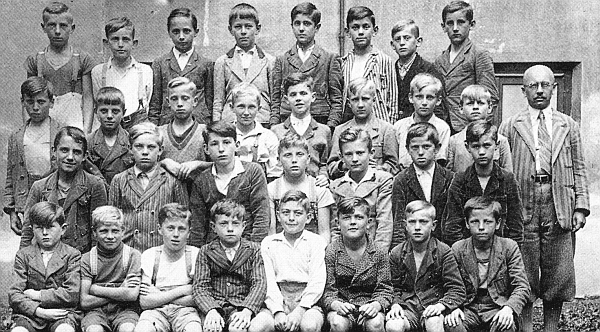 Snímek ze školního roku 1935/36, tedy už po otcově smrti, zachycuje ve třetí řadě šestého zleva syna Fritze