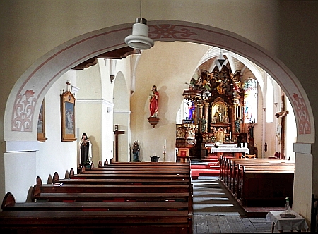 Interiér kostela Navštívení Panny Marie, kde byl pokřtěn