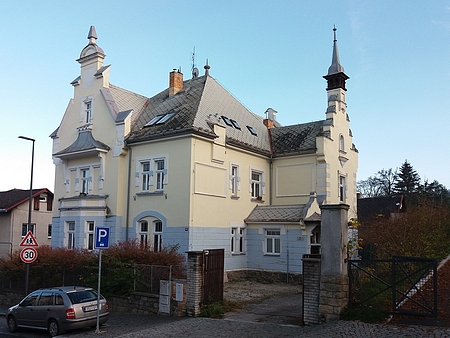 Dům čp. 182 v Pražské ulici, kde žil a původně provozoval praxi, dnes sídlo Ski klubu Šumava...
