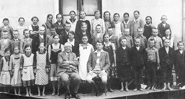 Se žáky v Březovíku ve školním roce 1934/1935, tedy na konci svého tamního působení