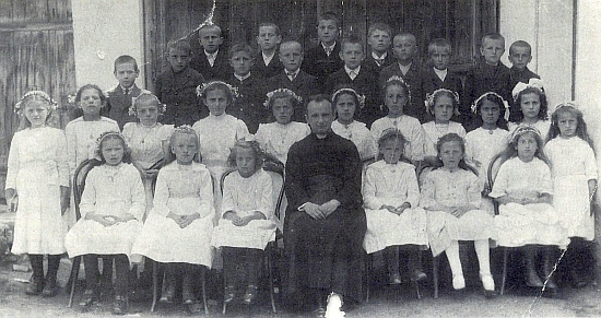 V Hodňově 1923 vedl první svaté přijímání zdejších dětí