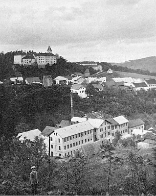 Vimperské panorama z roku 1926, v popředí Steinbrenerova tiskárna Mariahilf, zcela vpravo dům, kde se narodil F. Ed. Hrabe