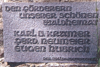 Pamětní deska na vrcholové skále Haidsteinu s jeho jménem a také se jményKarla B. Krämera
a Ferdinanda Neumaiera, skladatele hudebního doprovodu lesní mše